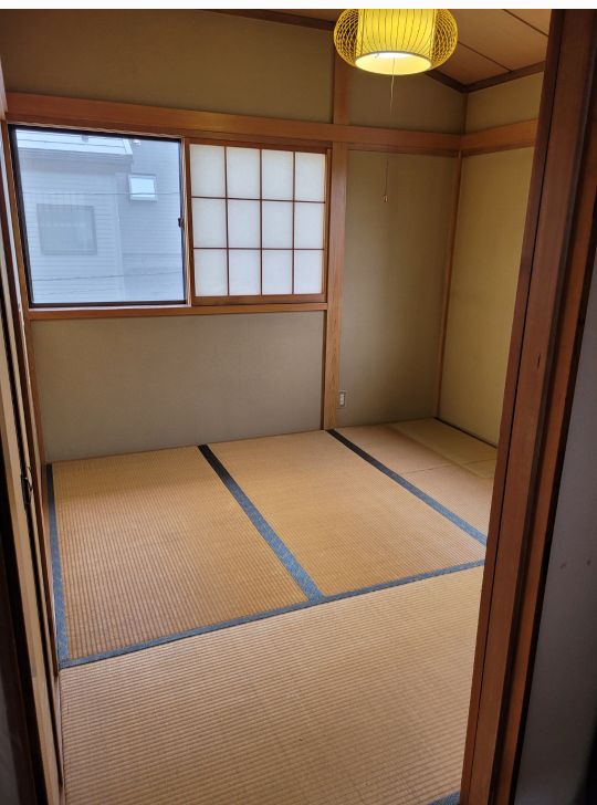 個室 - 京王線南平駅から徒歩7分 激安ストレージ(駐車場付)} - ルームシェアルームメイト