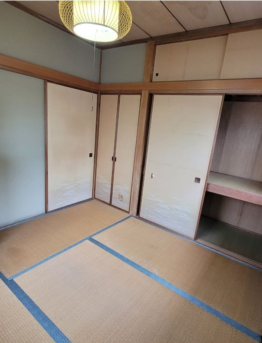 個室 - 京王線南平駅から徒歩7分 激安ストレージ(駐車場付)} - ルームシェアルームメイト