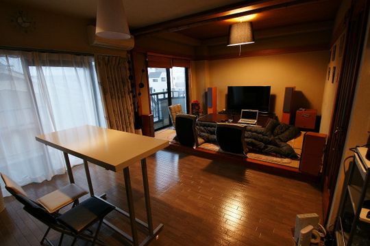 リビング - 綺麗、リーズナブル。 そして旅が好きな人、海外好きな人が集まるシェアハウスです。} - ルームシェアルームメイト