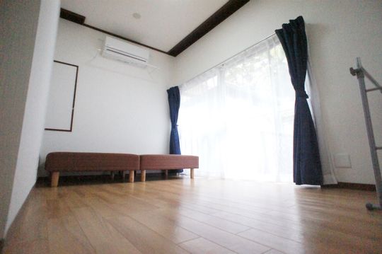 個室 - ☆横浜駅から各停10分!全部屋が3万円代、更に3か月間家賃半額の格安シェアハウス☆} - ルームシェアルームメイト