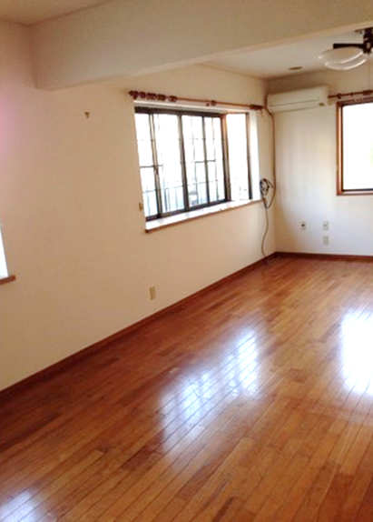 リビング - 武蔵小杉にてプログラミングや英語を勉強するシェアハウス！} - ルームシェアルームメイト