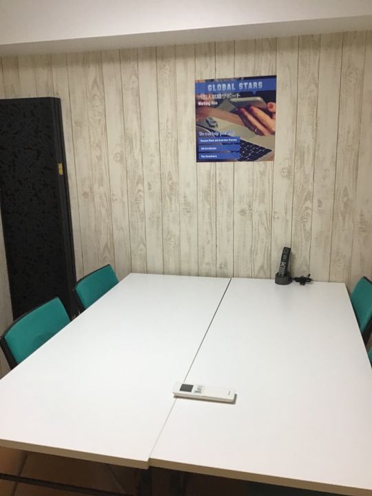 個室 - 【六本木一丁目駅徒歩2分】広々とした60平米のきれいなオフィス　WIFI完備　ホワイトボードあり　椅子机たくさんあり} - ルームシェアルームメイト