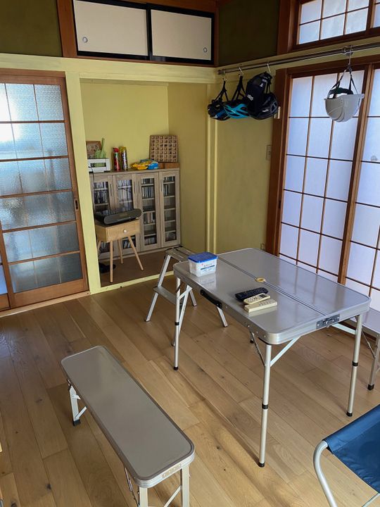 リビング - 戸建てシェアハウス、電気ガス水道光熱費込み} - ルームシェアルームメイト