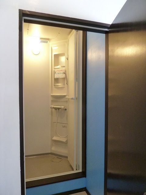 シャワー - 【女性限定】静かで落ち着ける生活環境。♪町田のシェアハウス＜31,800円＞♪} - ルームシェアルームメイト