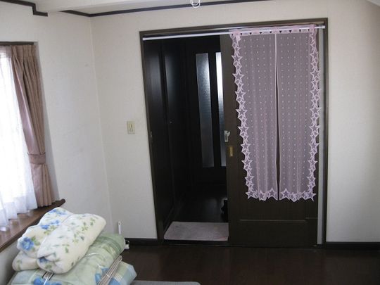 個室 - セキュリティ万全安心！新宿渋谷吉祥寺から約30分駅から2分、多摩川近隣の戸建て住宅!敷金礼金0円!5.5畳フローリング鍵付個室PCスマホのNET無料!} - ルームシェアルームメイト