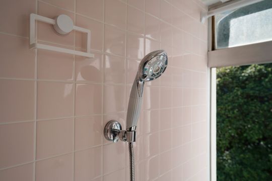 シャワー - 二拠点生活／友達シェアOK！熱海駅徒歩圏内の温泉付別荘街。花火大会の見える最上階角部屋} - ルームシェアルームメイト