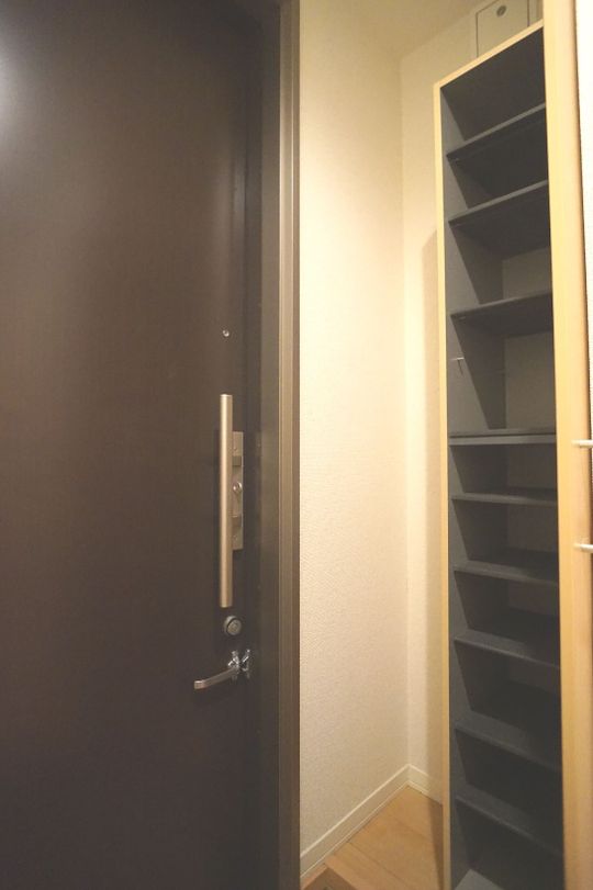 玄関 - 【女性限定】【長期滞在】西新宿1DKのお部屋貸します} - ルームシェアルームメイト