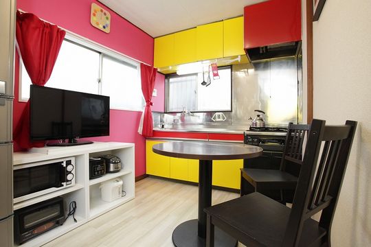 リビング - ★初月家賃無料キャンペーン中♪★女性限定鍵付個室34000円～★新宿・渋谷まで30分★シェアハウスには超希少な室内にミニキッチン・冷蔵庫付で便利♪♪} - ルームシェアルームメイト