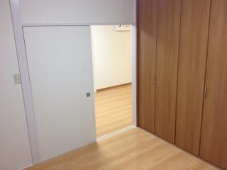 個室 - 新宿まで徒歩圏内!!初台駅まで徒歩6分!!部屋も綺麗な好立地物件!!} - ルームシェアルームメイト