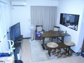 リビング - 家賃をお安くしてます。} - ルームシェアルームメイト