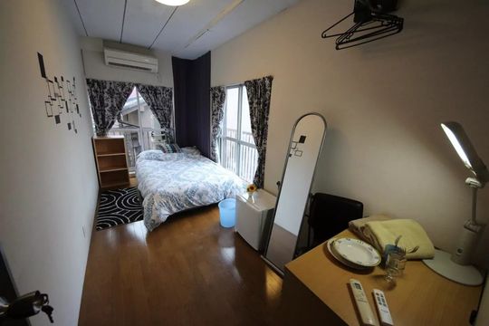 個室 - 完全個室、駅徒歩1分シェアハウス。39000円から} - ルームシェアルームメイト