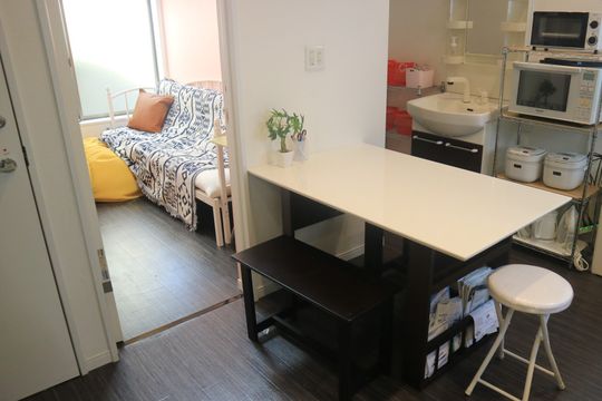 ダイニング - 横浜エリアのモダンハウスでミニマリストにシェア生活を送ってみませんか？} - ルームシェアルームメイト