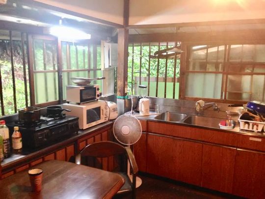 キッチン - 海の近くの古民家です。海まで徒歩５分。} - ルームシェアルームメイト