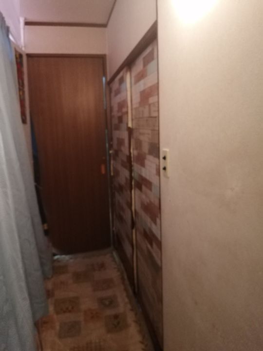 収納 - 【１階母屋の2，25畳鍵付き無料ＷＩＦＩ付き個室１１５０円】北に、１８０センチの窓があり網戸がついています。収納スペースがあります。扇風機付き、ファンヒーターつき  【２畳の鍵付き新築プレハブ個室が、一泊から１１５０円で、今日から、宿泊できます。】【新築２畳鍵付き個室が、1泊から、日払いで1150円、2,7畳の鍵付き個室が、一泊から日払いで、１2８０円で（電気、水道、ガス代込み）、今日から、宿泊できます。】 長期宿泊は、優遇家賃で、一括割引があります。いずれのお部屋も、入居時も退去時も、} - ルームシェアルームメイト