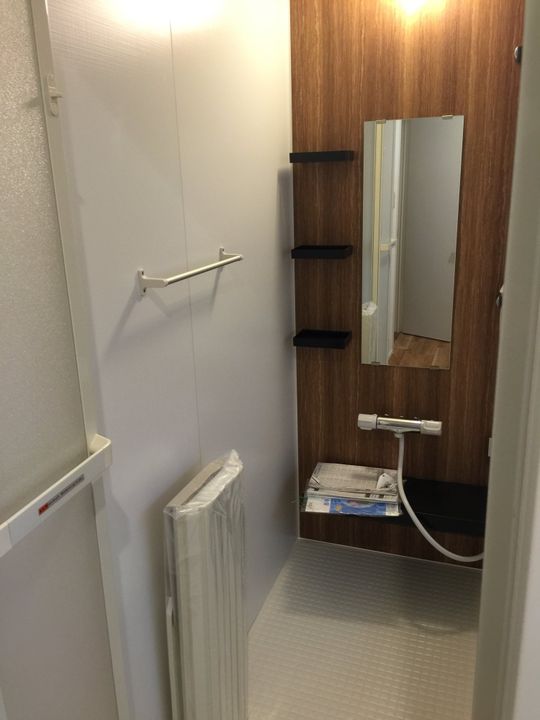 シャワー - Wifi&家具付き！新宿徒歩圏内・都営大江戸線牛込柳町駅徒歩5分の一軒家で、国際色豊かなシェアハウス！} - ルームシェアルームメイト