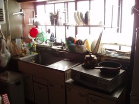 キッチン - 上野の昭和古民家シェア　5畳46000円　上野徒歩6分　入谷徒歩2分　駐輪スペース有　犬と猫がいます　　(※サイトエラーの為、画像が一部逆さですいません)} - ルームシェアルームメイト