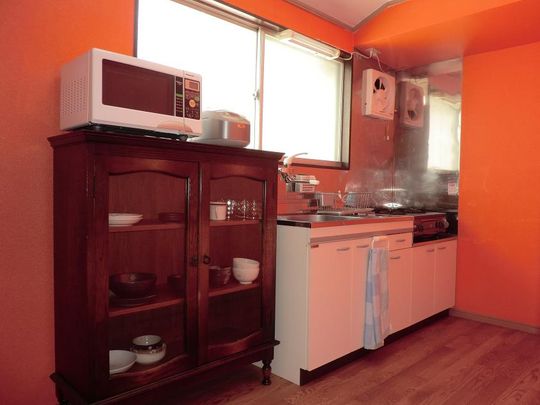 キッチン - カーサ追浜　女性専用シェアハウス} - ルームシェアルームメイト