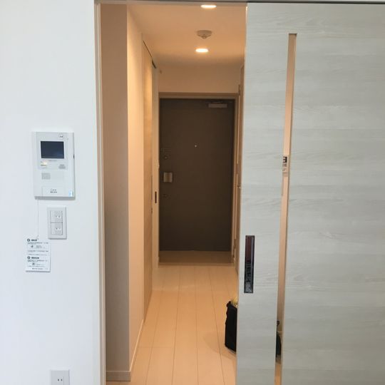 玄関 - 西武新宿線野方駅　新宿14分！　高級マンションでルームメイトを探しています。} - ルームシェアルームメイト