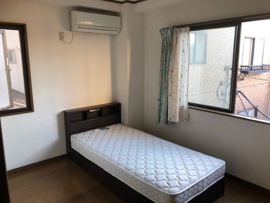 個室 - 2022年10月中旬～2駅に徒歩5～6分!家具付、冷蔵庫、50インチテレビ、wi-fi光熱費全部込} - ルームシェアルームメイト