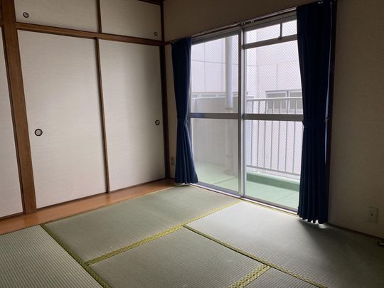 リビング - ルームメイトを探しています！} - ルームシェアルームメイト