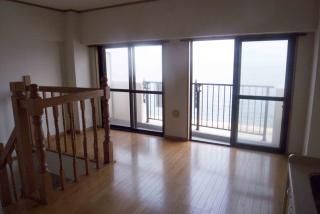 リビング - 窓からは海しか見えません!駅から5分 8畳個室です。三浦海岸} - ルームシェアルームメイト