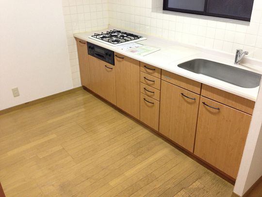 キッチン - 新宿まで徒歩１５分 3万円代☆　好立地物件でシェアする人を募集しています！} - ルームシェアルームメイト