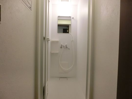 シャワー - 男性限定♪新築シェアハウスのご紹介です（＾ｕ＾）} - ルームシェアルームメイト