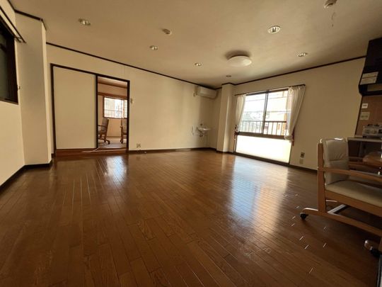 リビング - 駅近ルームシェア} - ルームシェアルームメイト