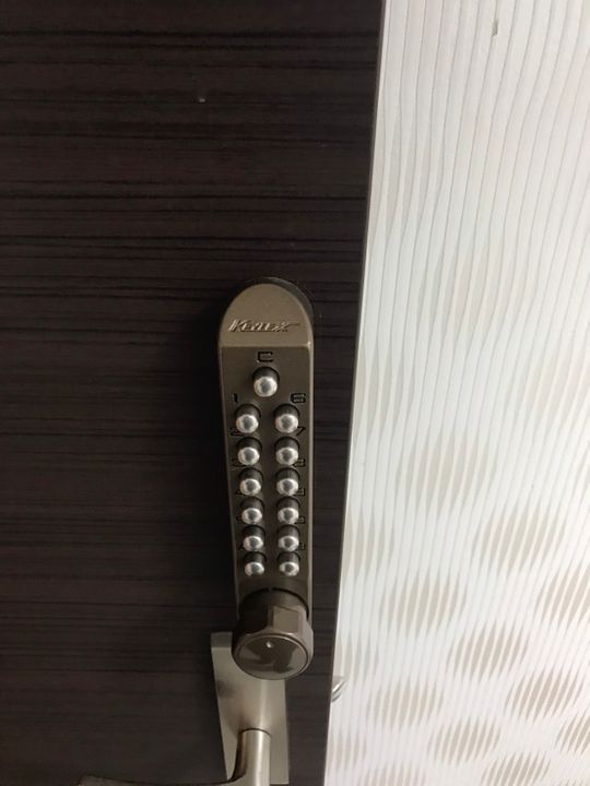 個室 - 【☆初月家賃割引キャンペーン☆駅から徒歩5分!コンビニまで徒歩1分♪全室鍵付個室♪】} - ルームシェアルームメイト