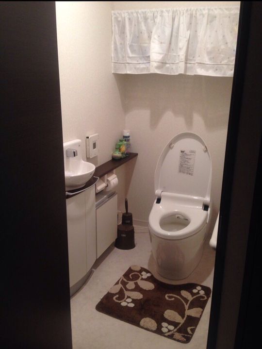 トイレ - ☆女性限定☆ 築浅!セキュリティ安心 生活設備の揃ったマンション} - ルームシェアルームメイト