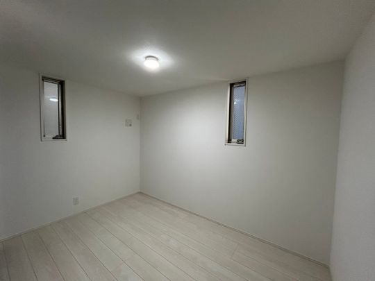 個室 - 【神戸市中央区】阪神春日野道駅から徒歩3分！新築一戸建て！家賃全て込みで45000円！} - ルームシェアルームメイト