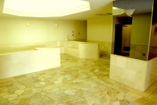 建物 - 相鉄線沿いの便利な穴場駅。渋谷まで直通３７分。横浜まで８分。小規模ルームシェア希望の方に最適。} - ルームシェアルームメイト