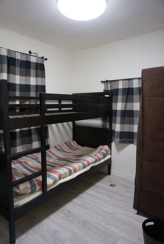 ベッド - 4月末までに契約の方入居月家賃無料‼‼} - ルームシェアルームメイト