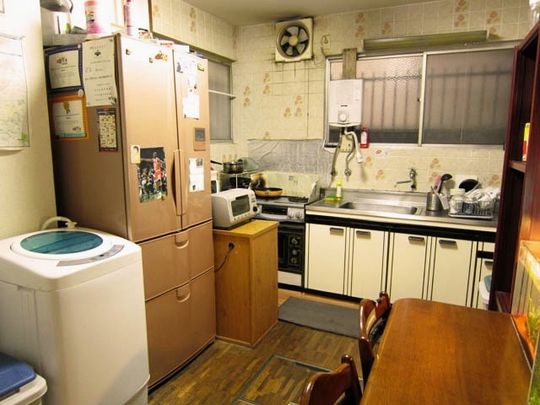 キッチン - 急募! 新宿から徒歩15分。閑静な住宅街にあるシェアハウスルームメイト募集} - ルームシェアルームメイト