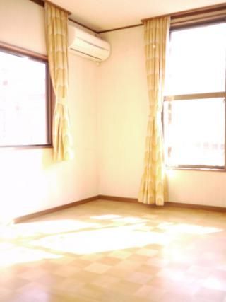 個室 - 商店街好き集まれ。世田谷の一軒家シェアハウス。} - ルームシェアルームメイト