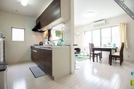 リビング - 地下鉄赤塚駅・徒歩6分　ワンランク上の激安新築ゲストハウス！！全部屋ロフト付き！} - ルームシェアルームメイト