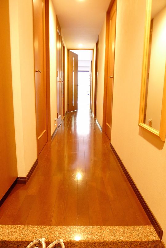 玄関 - 相鉄線沿いの便利な穴場駅。渋谷まで直通３７分。横浜まで８分。小規模ルームシェア希望の方に最適。} - ルームシェアルームメイト