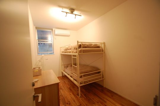 個室 - Wifi&家具付き！新宿徒歩圏内・都営大江戸線牛込柳町駅徒歩5分の一軒家で、国際色豊かなシェアハウス！} - ルームシェアルームメイト