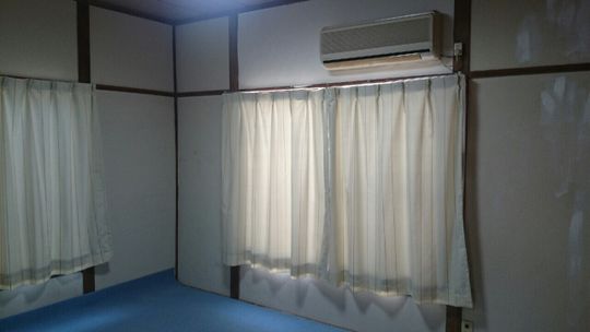 個室 - 駅近し、広めの個室を提供しております。} - ルームシェアルームメイト