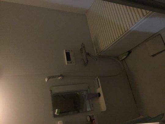 風呂 - 戸建なのでストレスが少ないです♪現在はアトリエですが自由にインテリアも可！駐車場付き！} - ルームシェアルームメイト