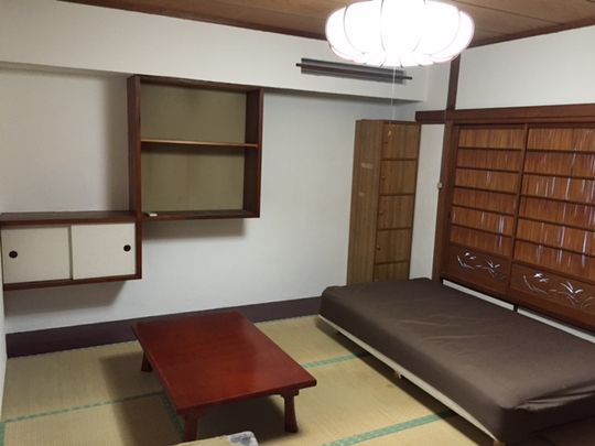 個室 - 【なんば&日本橋の一戸建シェアハウス】} - ルームシェアルームメイト