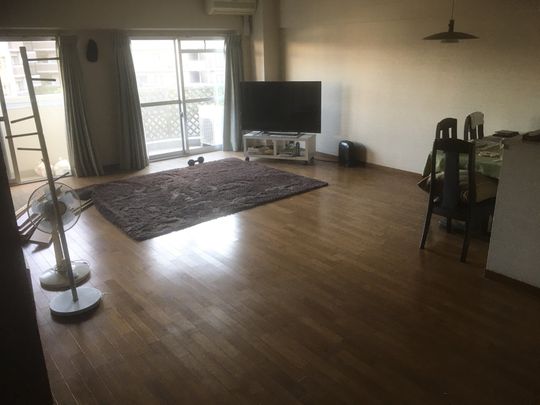 リビング - 【●6畳個室●家具　ベッド　デスク、家電等備え付け、収納大●女性限定●】} - ルームシェアルームメイト