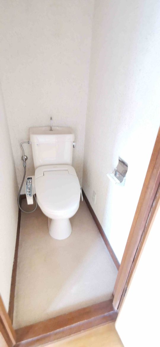 トイレ - 家賃３万円台貸アパート 風呂トイレ別　現況優先 6帖畳 JR横浜線町田駅徒歩５分の物件です} - ルームシェアルームメイト