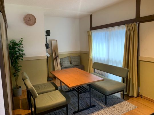 リビング - 国内留学シェアハウス} - ルームシェアルームメイト