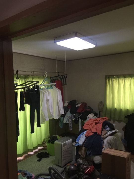 個室 - ボロい戸建てだけど...庭広いし、駐車場付きだし！} - ルームシェアルームメイト