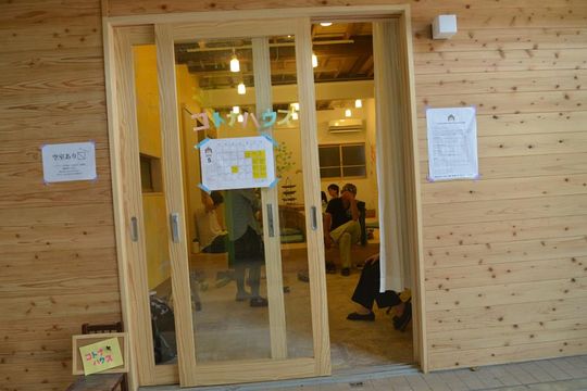 玄関 - 国立【コトナハウス】こどもの声があふれるシェアハウス} - ルームシェアルームメイト