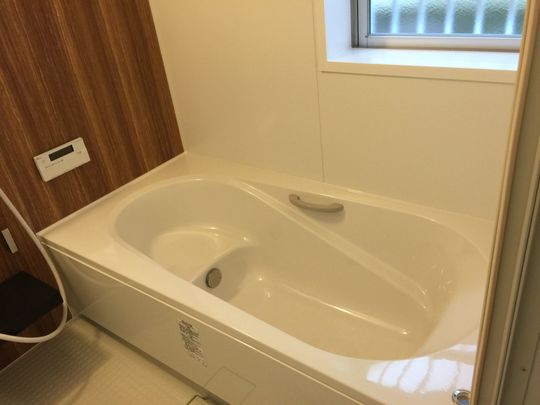 風呂 - Wifi&家具付き！新宿徒歩圏内・都営大江戸線牛込柳町駅徒歩5分の一軒家で、国際色豊かなシェアハウス！} - ルームシェアルームメイト