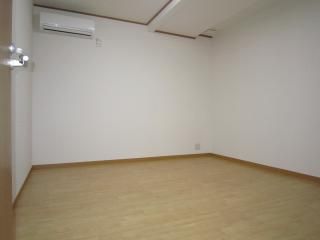 個室 - 集まれ！音楽家！楽器相談okの女性限定シェアハウス} - ルームシェアルームメイト