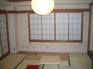 個室 - 都会の中の明るい下町。新宿近くの6ldkアットホームハウス} - ルームシェアルームメイト