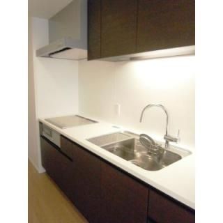 キッチン - 港区赤坂綺麗なマンションでのルームメイト募集スタート   } - ルームシェアルームメイト